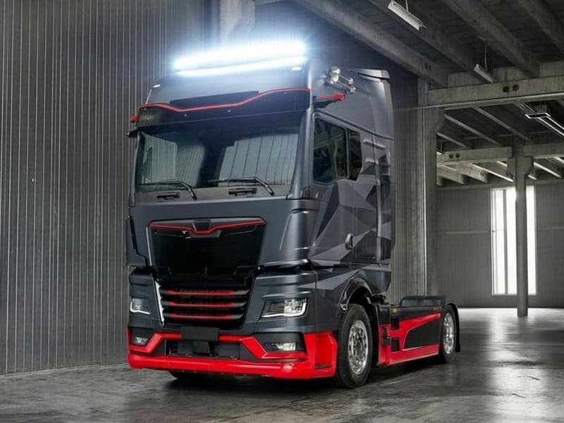Barre LED 24V incurvée allumée sur cabine de camion Volvo bleu circulant de nuit sur autoroute sinueuse