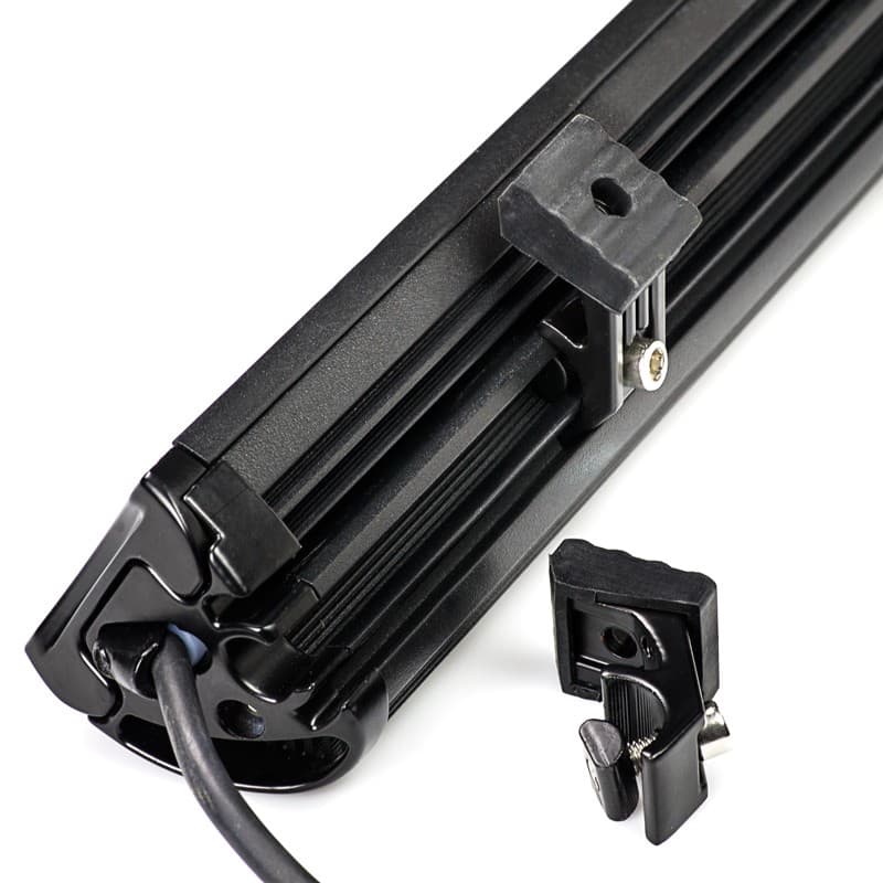 Gros plan sur le système de fixation rail et patin de la rampe LED DAKAR 750mm