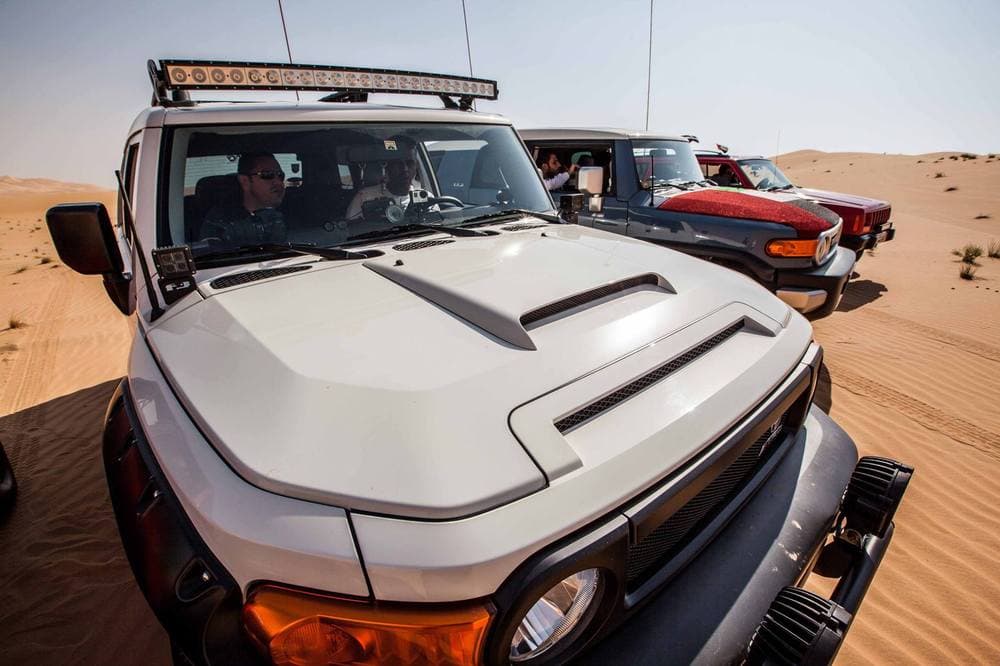 Rampe LED DAKAR 90W 750mm installée sur galerie de toit Toyota FJ Cruiser en dune