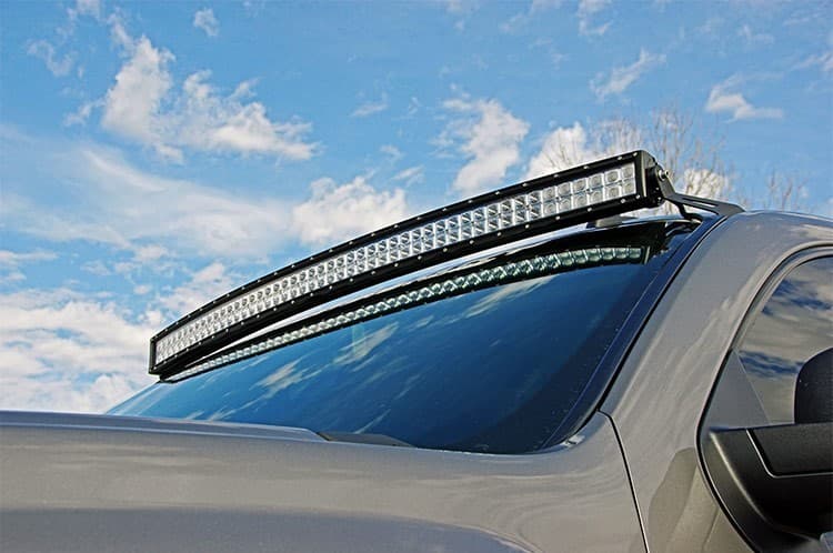 Rampe LED 240W incurvée montée sur toit de pick-up, éclairage longue portée 4x4