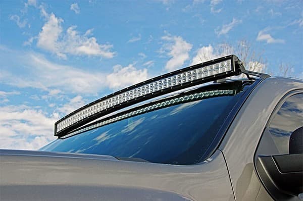 Rampe LED 300W incurvée 1350mm installée sur toit de pickup en condition réelle