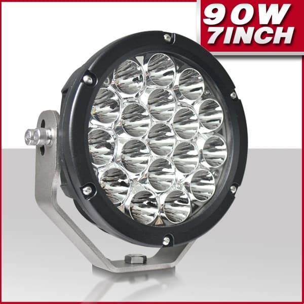 Spot LED 90W 7 pouces 18 LEDs, vue trois quarts avec support de montage latéral réglable