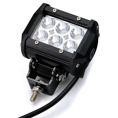 Phare LED moto 18W carré 95mm vue trois quarts avec support de fixation et câble d'alimentation