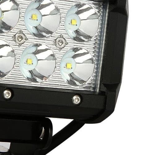 Gros plan LEDs et optiques du phare LED 18W détail des 6 diodes et réflecteurs chromés