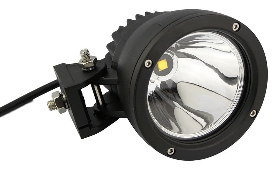 Feu LED longue portée 25W vue trois-quarts montrant boîtier aluminium noir et câble d'alimentation