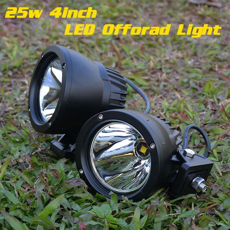 Paire de phares LED CREE 25W 4 pouces en situation extérieure sur herbe pour off-road
