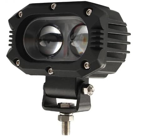 Phare LED 30W 140mm vue trois-quarts, boîtier aluminium ailettes dissipation, support orientable 4x4