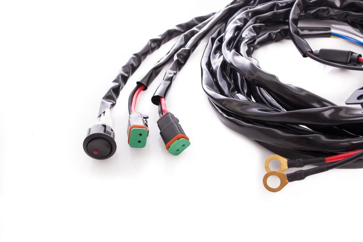 Détail des connecteurs Deutsch DT verts et interrupteur du faisceau câble relais double pour barres LED auto