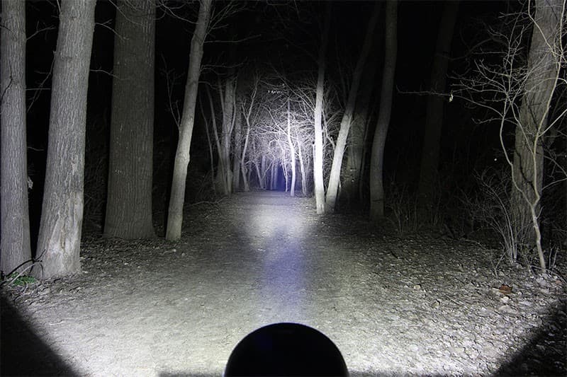 Test nocturne du feu LED 4x4 45W en forêt, portée du faisceau spot CREE sur sentier