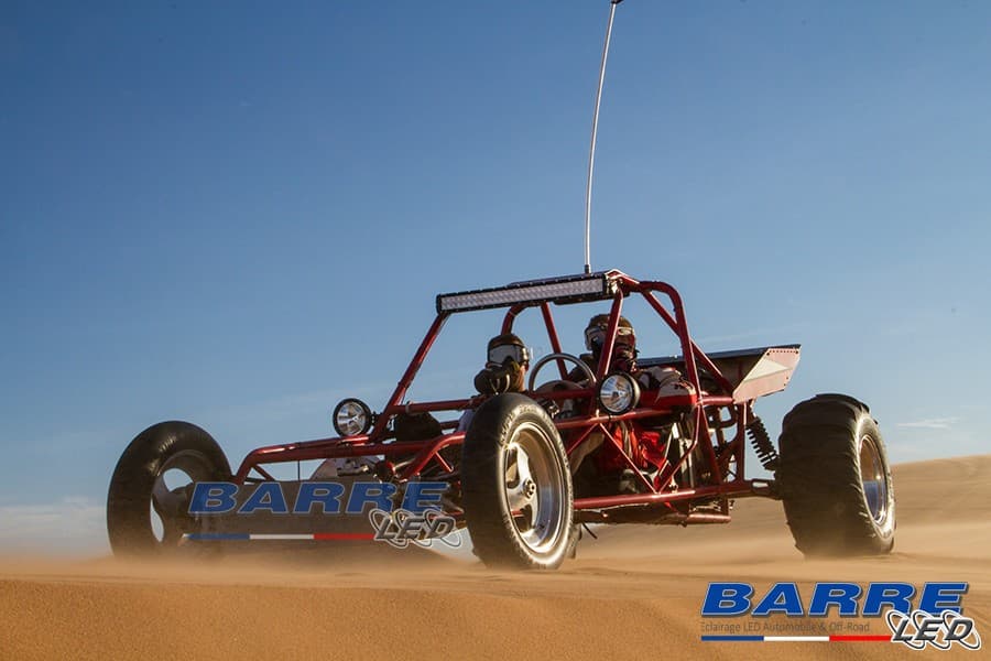 Buggy sport en action dans les dunes avec phares LED 4x4 longue portée 180mm