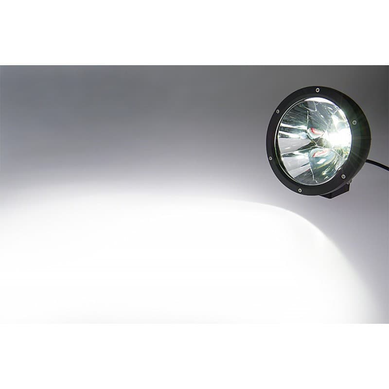 Démonstration du faisceau spot blanc puissant projeté par le phare LED 3x10W 140mm en intérieur