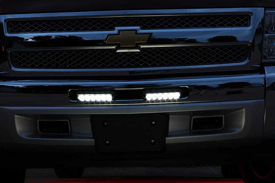 Phares LED 160mm 18W installés sous pare-chocs de pick-up Chevrolet allumés de nuit