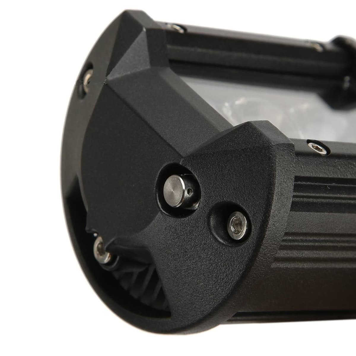 Gros plan sur le boîtier alu cranté du feu LED 4D 18W et sa fixation latérale pivotante
