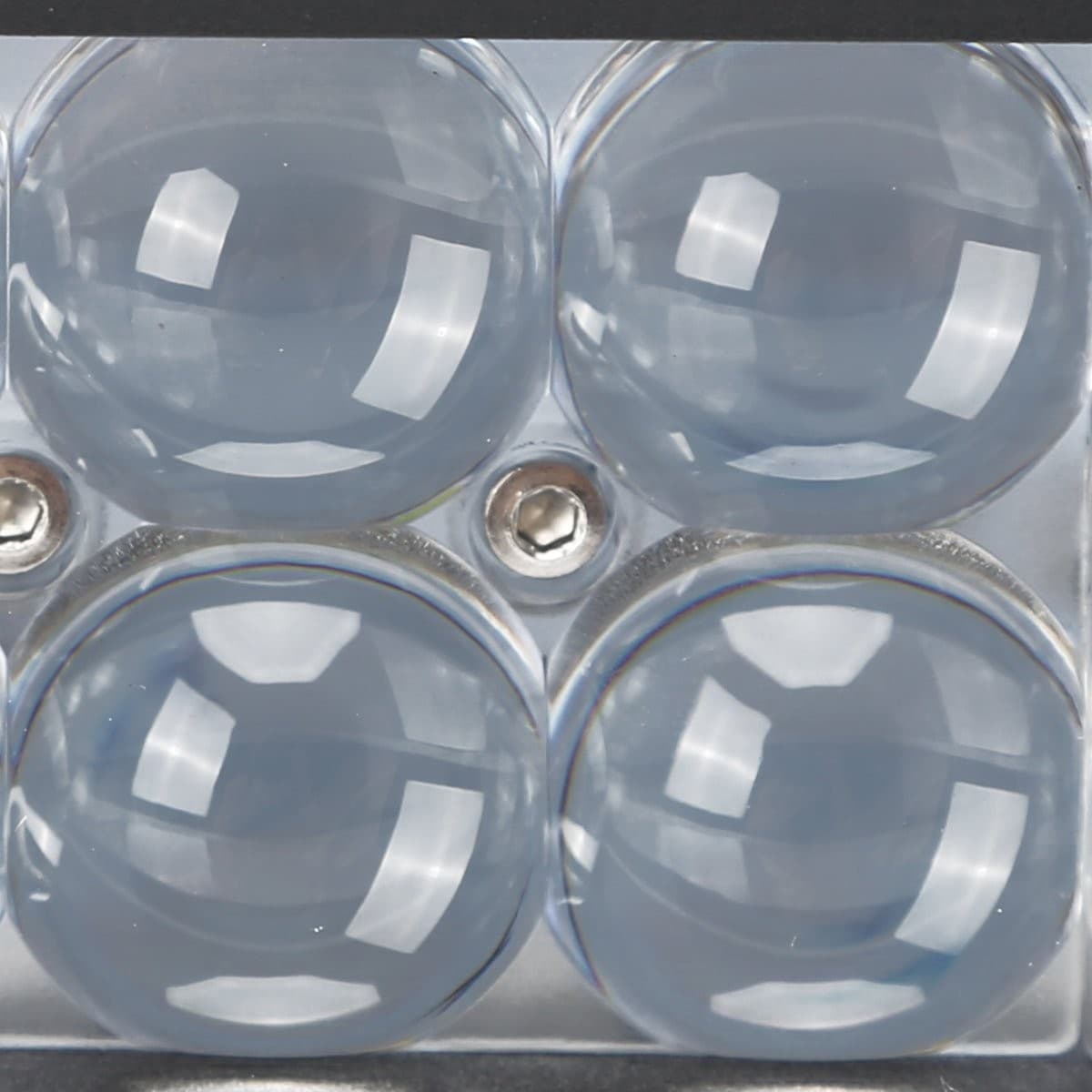 Gros plan optiques rampe LED 4D, lentilles bombées haute transparence et vis inox