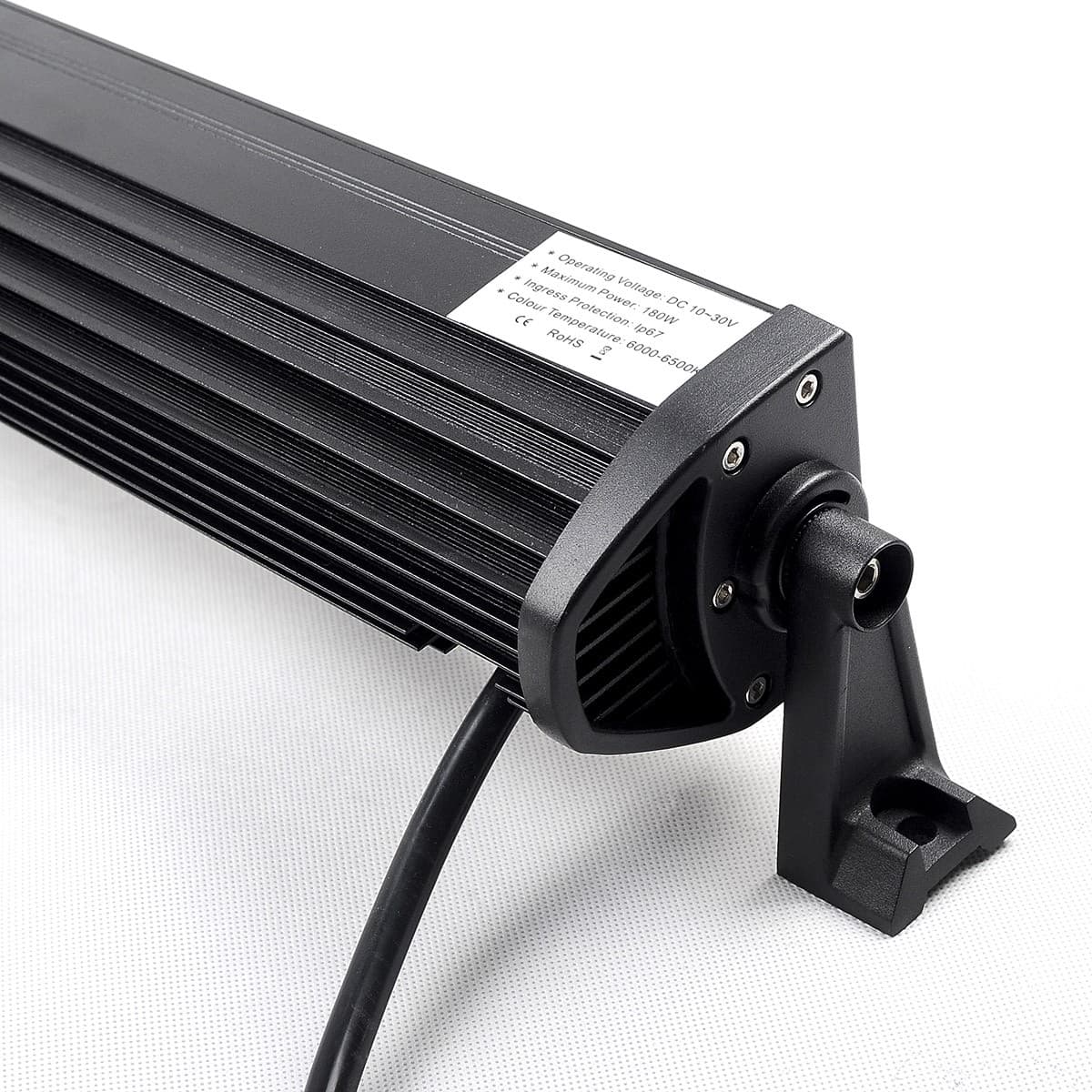 Détail extrémité rampe LED 180W avec étiquette specs DC 10-30V IP67 et support orientable