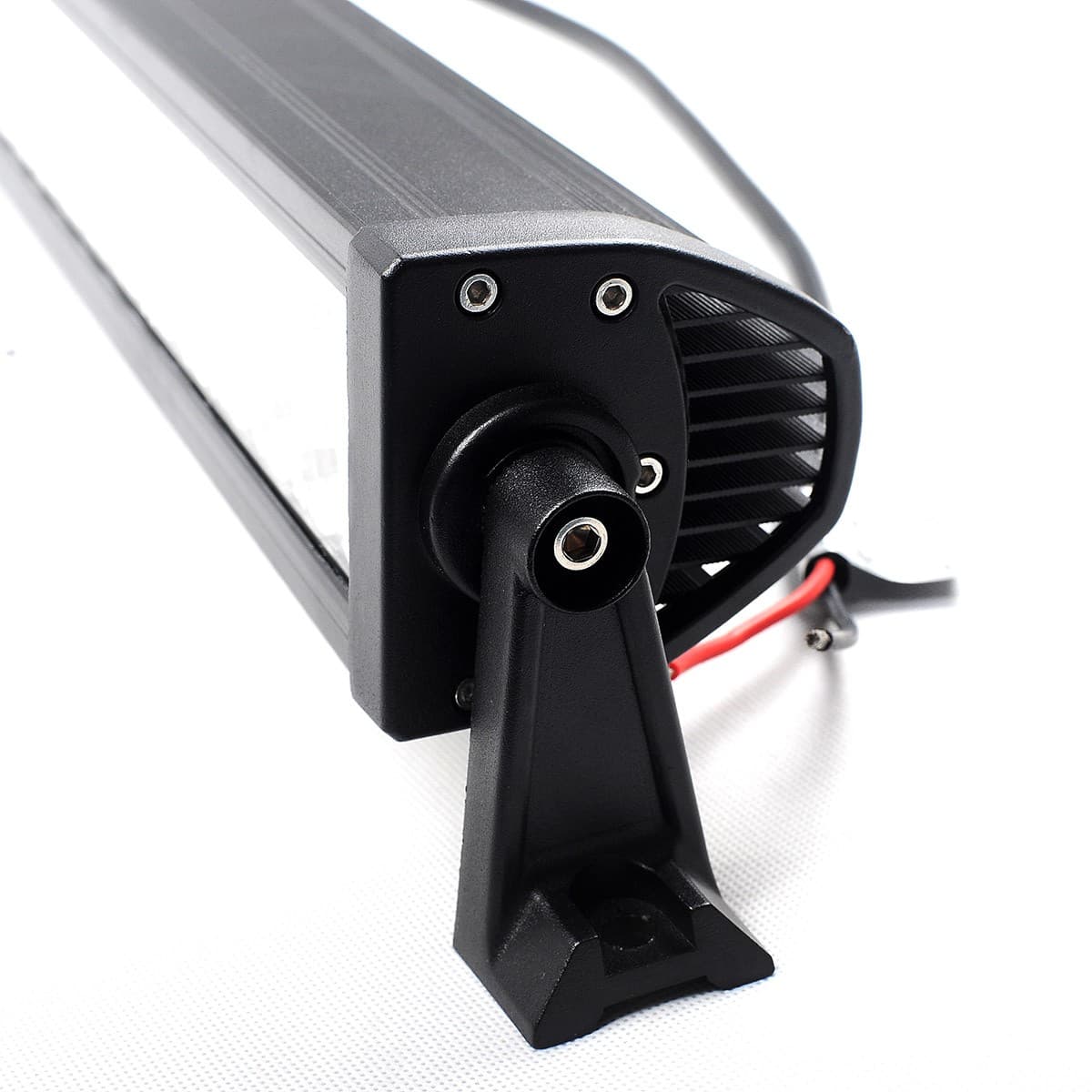 Vue rapprochée fixation laterale rampe LED rallye avec support pivotant et câblage d'alimentation