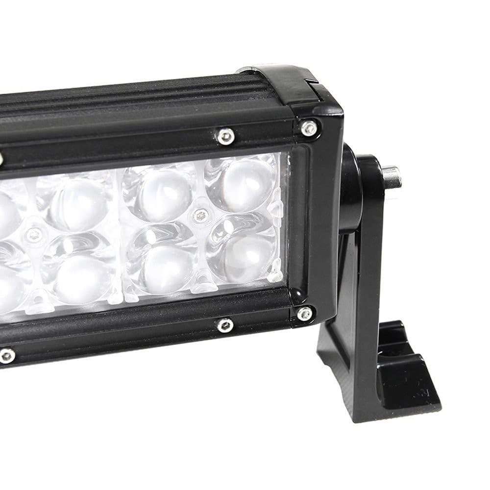 Gros plan support de montage et extrémité barre LED 96 leds CREE éteinte