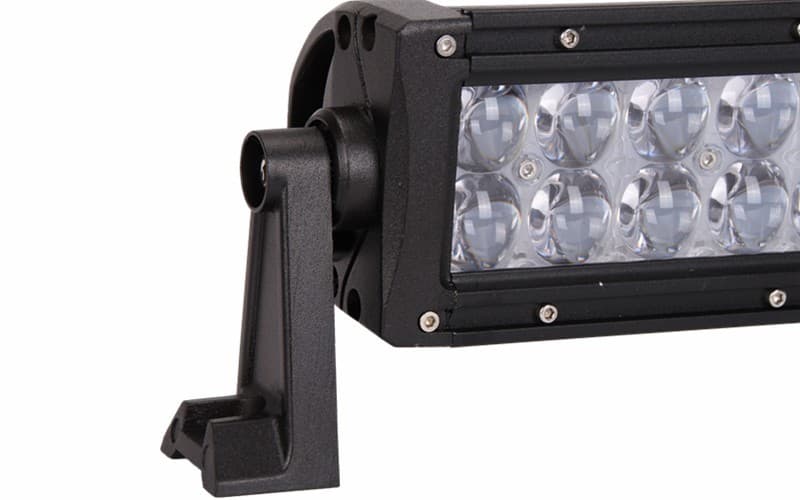 Détail support de fixation et optiques 4D de la barre LED 180W spot longue portée, gros plan extrémité