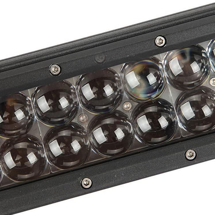 Détail macro des lentilles 4D bombées de la barre LED 120W, optique spot haute précision