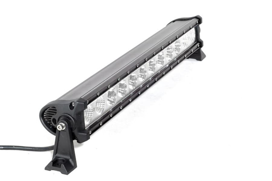 Barre LED 4x4 120W 12 LEDs double rangée vue de trois-quarts, support de montage visible