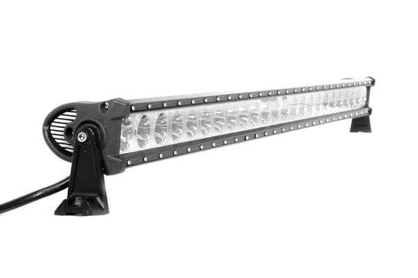Barre LED 4x4 240W vue latérale arrière, supports de fixation et faisceau d'alimentation visibles