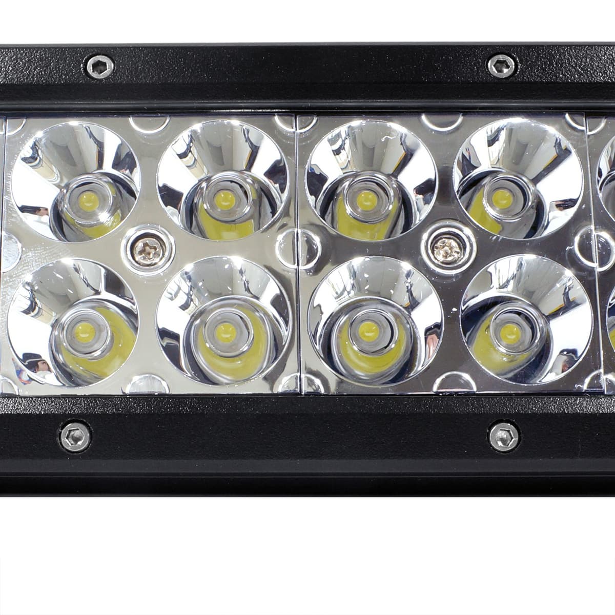 Gros plan macro des optiques CREE de la rampe LED quad 120W avec réflecteurs chromés double rangée