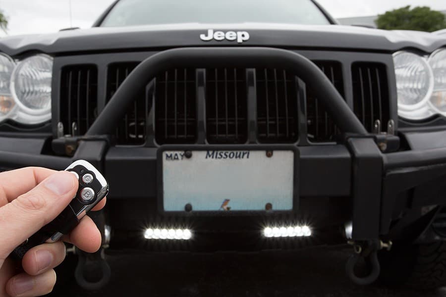 Démonstration télécommande sans fil activant barre LED sur pare-chocs Jeep, éclairage blanc allumé