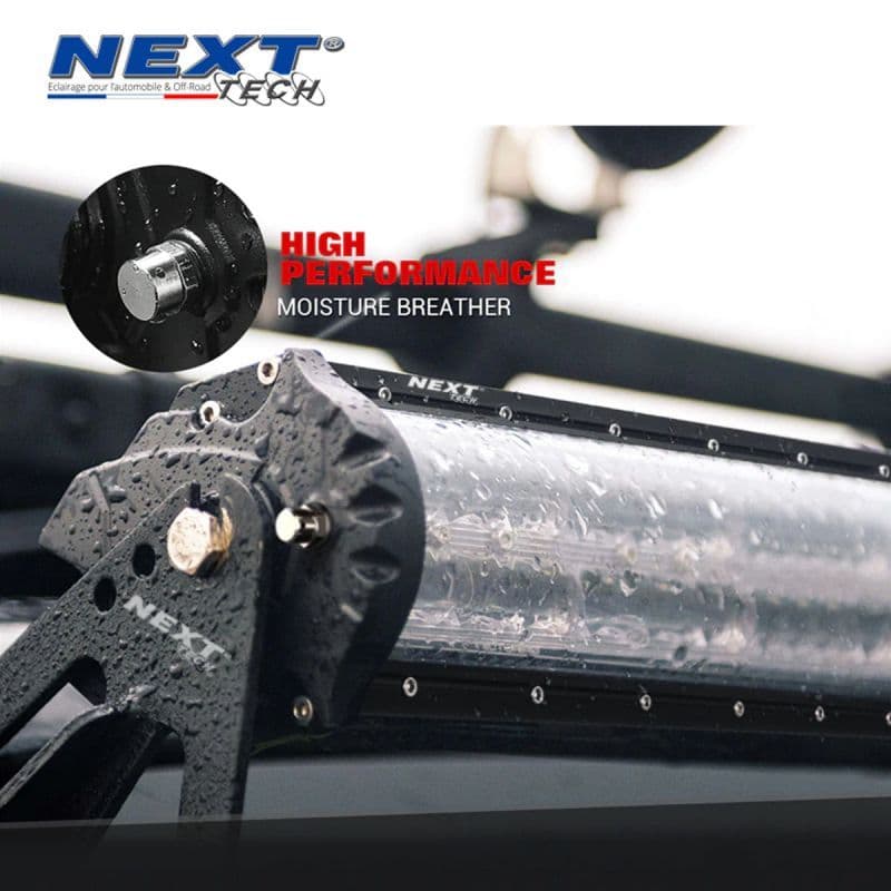 Gros plan barre LED 4x4 Next-Tech sous la pluie avec event anti-humidité haute performance